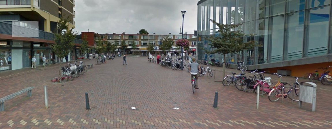bicikli ispred shopping centra.jpg