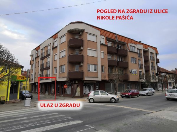 Pogled na zgradu iz ulice Nikole Pašića sa mesta gde se nalazi bandera sa optičkim kablon.jpg