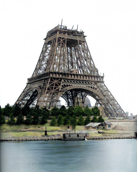 Eiffel Tower in construction, Paris 1888..jpg