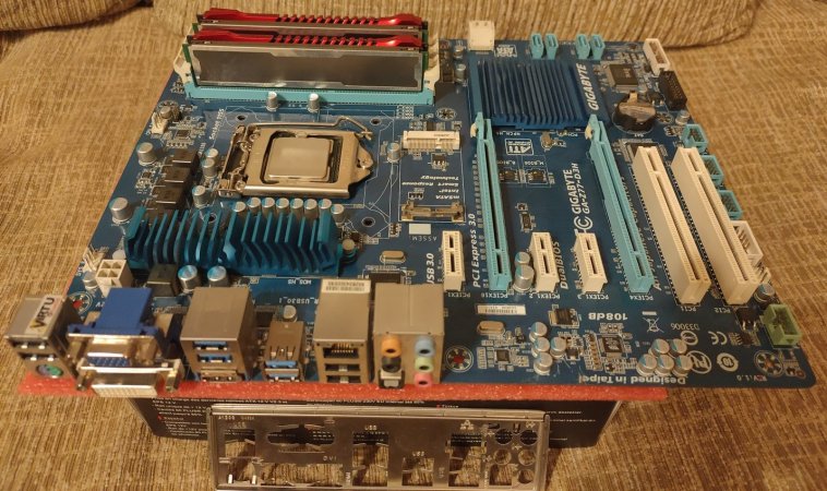 Gigabyte GA-Z77-D3H 01.jpg Gigabyte GA-Z77-D3H 01.jpg