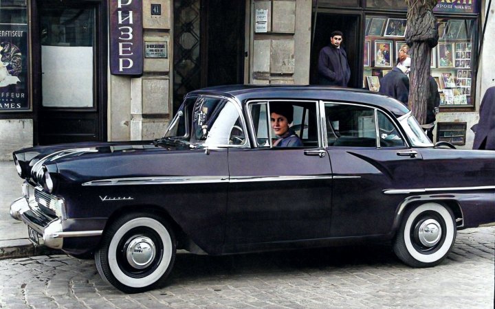 Ispred fotografske radnje Uroša Mikića u Beogradskoj 41. 1959..jpg