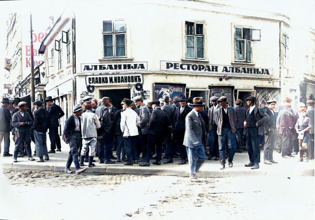 Berza rada ispred stare kafane Albanija početkom 30ih..jpg