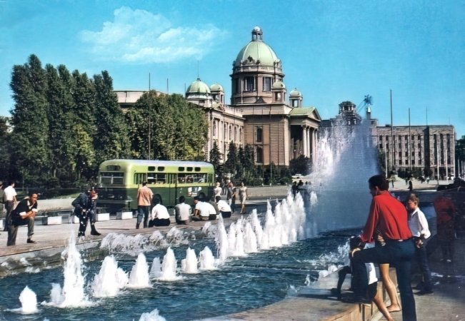 Fontana na trgu Marksa i Engelsa krajem 60ih.jpg