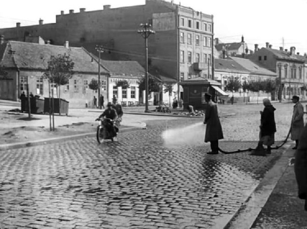 Jutarnje pranje ulica na tromeđi Sarajevske, Birčaninove i Hajduk Veljkovog venca 1932. godine.jpg