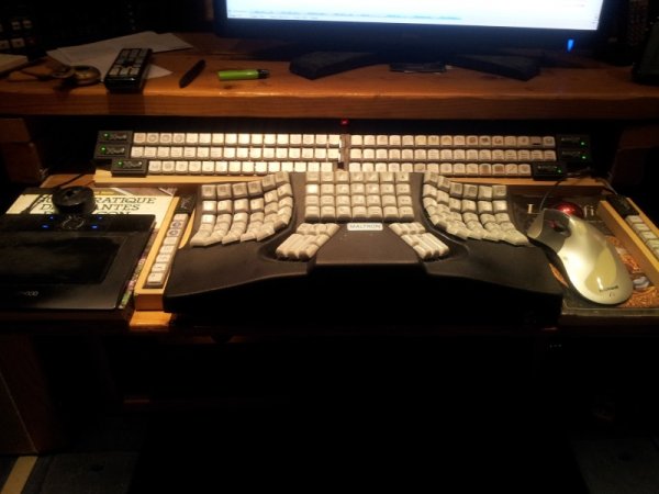 keyboard_station_one_thousand_function_keys_2012-08-10.jpg