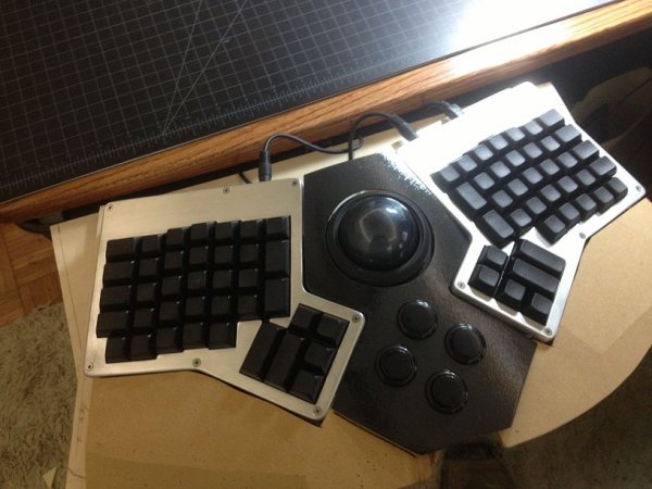 ergodox_keyboard_mod_with_trackball_2_2013-04-17.jpg